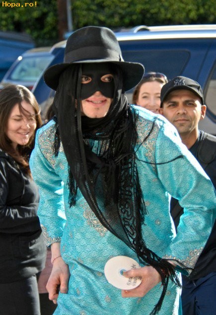 Celebritati - Michael Jackson cu masca lui Zorro